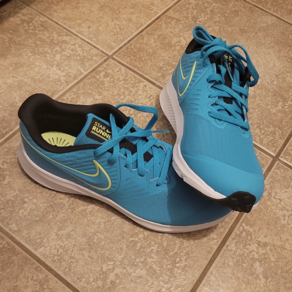 Nike Size 6 Ladies or kids 6Y